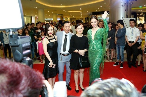 Angela Phương Trinh khoe vòng một gợi cảm 'dìm hàng' Nhã Phương ảnh 6