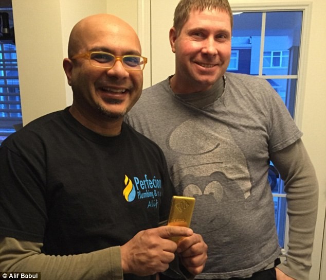 Sửa nhà vệ sinh đào được thỏi vàng trị giá cả tỷ đồng ảnh 1