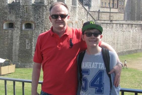 Bị cắt lìa tai vì ngồi xe buýt 2 tầng ở Anh ảnh 3