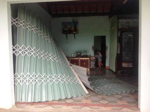 Không chịu nộp ‘phí lậu’, nửa đêm bị côn đồ đập phá nhà ảnh 4