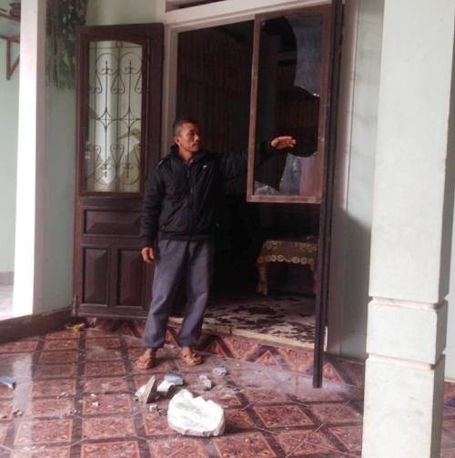 Không chịu nộp ‘phí lậu’, nửa đêm bị côn đồ đập phá nhà ảnh 1