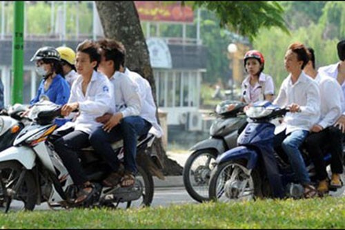 Tranh cãi về quy định buộc nghỉ học vì vi phạm giao thông ảnh 1