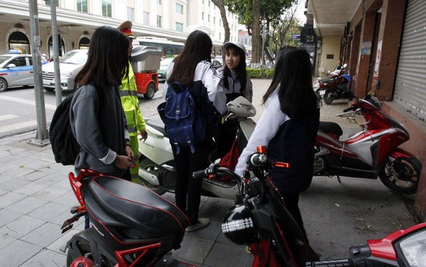 Bị 'đe' thôi học, trò mang mũ bảo hiểm chẳng thèm đội ảnh 3