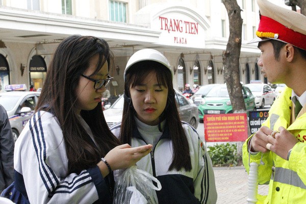 Bị 'đe' thôi học, trò mang mũ bảo hiểm chẳng thèm đội ảnh 4