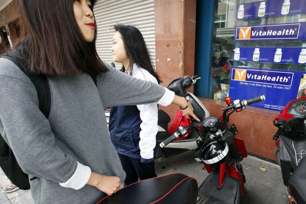 Bị 'đe' thôi học, trò mang mũ bảo hiểm chẳng thèm đội ảnh 2