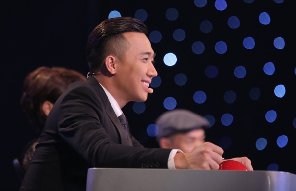 Trấn Thành thích thú ngắm Hari Won diện áo dài trắng như nữ sinh ảnh 6