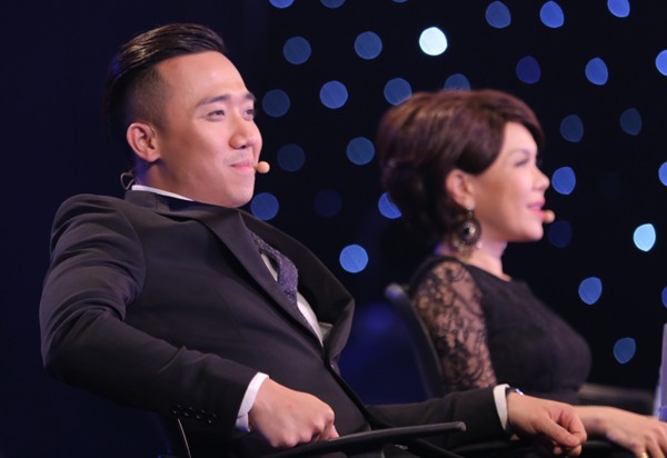 Trấn Thành thích thú ngắm Hari Won diện áo dài trắng như nữ sinh ảnh 5