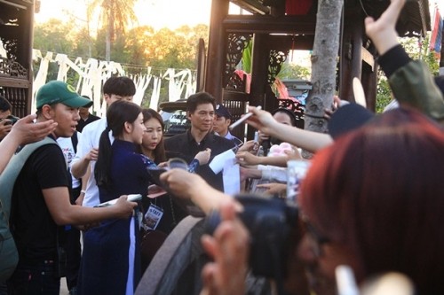 Fan Việt náo loạn vì nhóm T-ara diện áo dài thướt tha tại Sài Gòn ảnh 9