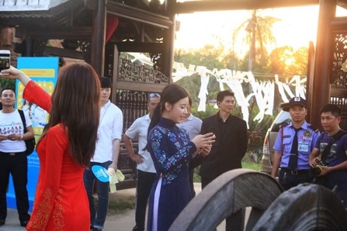 Fan Việt náo loạn vì nhóm T-ara diện áo dài thướt tha tại Sài Gòn ảnh 6