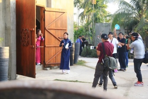 Fan Việt náo loạn vì nhóm T-ara diện áo dài thướt tha tại Sài Gòn ảnh 5