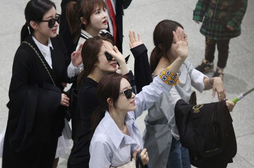 Fan Việt náo loạn vì nhóm T-ara diện áo dài thướt tha tại Sài Gòn ảnh 3