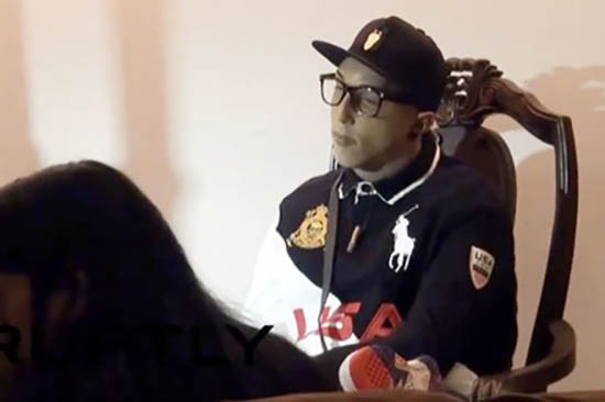 Kinh hãi người chết ngồi vắt vẻo hút thuốc giữa đám tang ảnh 1