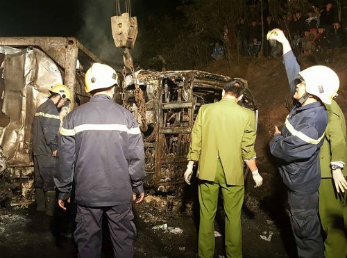 Điều tra nguyên nhân vụ tai nạn xe bồn tông xe khách ở Thung Khe ảnh 1