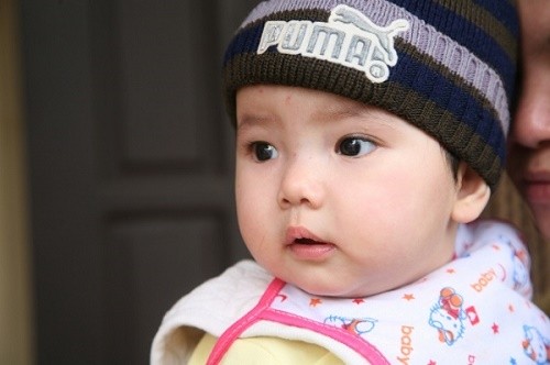 Hà Nam: Bé gái 9 tháng tuổi bụ bẫm xinh xắn bị bỏ rơi tại chùa ảnh 1