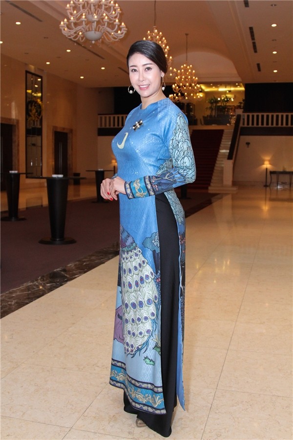 Hoa hậu ‘danh gia vọng tộc' Hà Kiều Anh thướt tha với áo dài ảnh 2