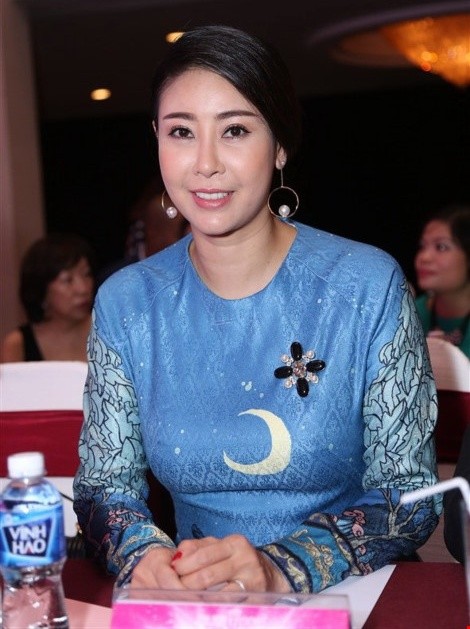 Hoa hậu ‘danh gia vọng tộc' Hà Kiều Anh thướt tha với áo dài ảnh 4