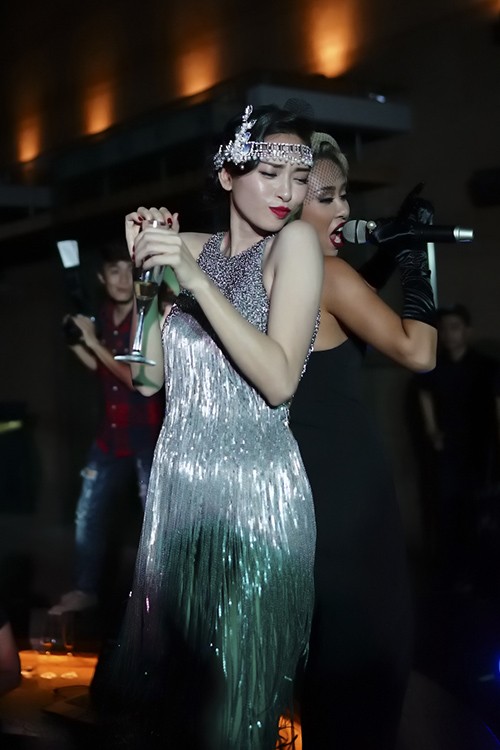 Ngô Thanh Vân sexy với váy tua rua, 'quậy tưng' tiệc sinh nhật ảnh 4