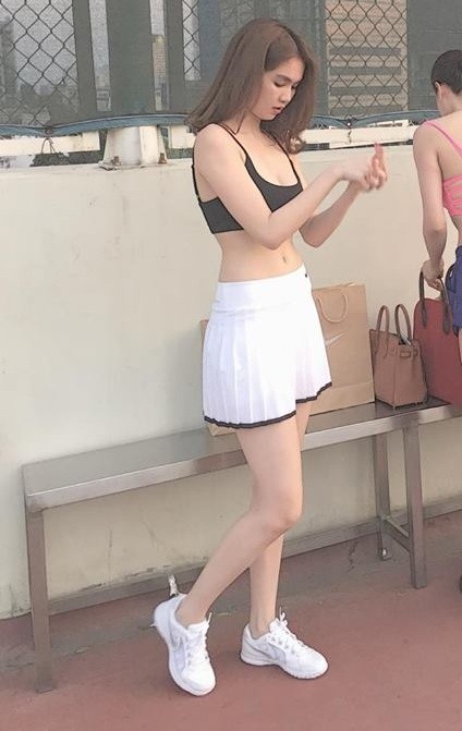 Ngọc Trinh liên tục khoe vai trần sexy trong 'giai đoạn nhạy cảm' ảnh 2