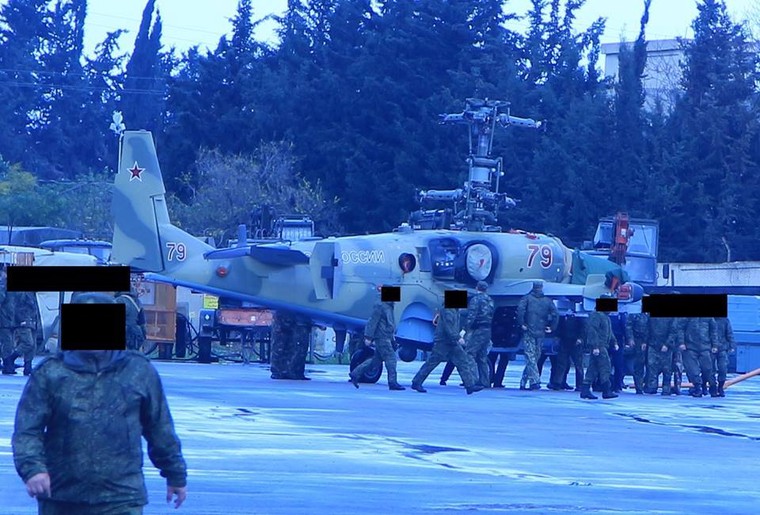 Rút chiến đấu cơ, Nga đưa cặp 'song sát' Ka-52 và Mi-28 đến Syria ảnh 2