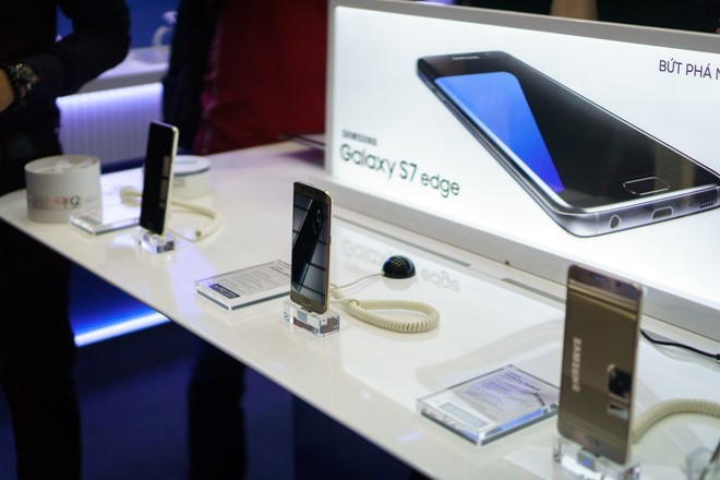 Hà Nội: Người mua Galaxy S7 không ngại bỏ thử máy vào nước ảnh 1