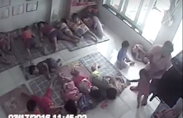 Ném mạnh trẻ, cô giáo mầm non bị buộc thôi việc ảnh 1