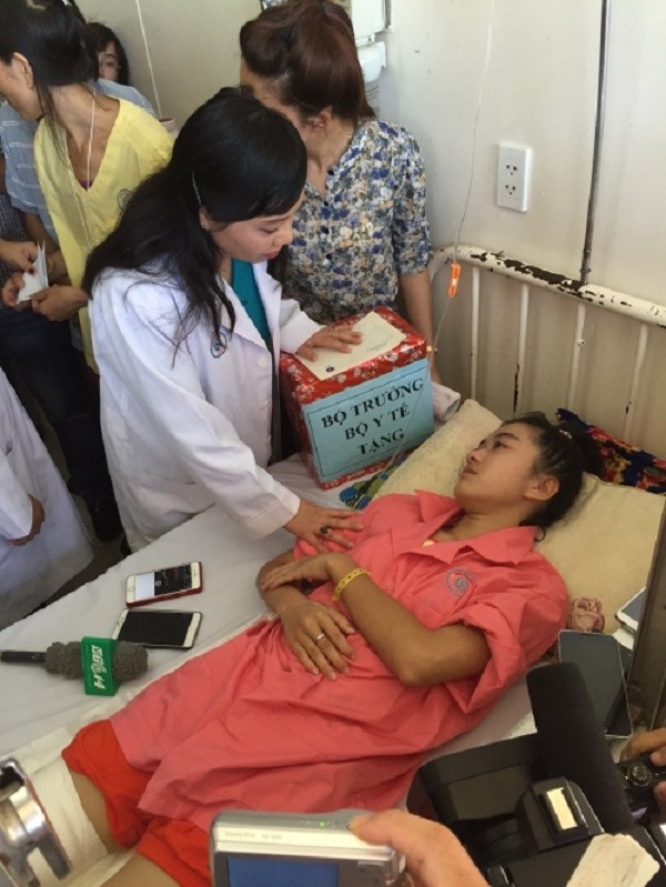 Bộ trưởng Y tế mong muốn nữ sinh bị cưa chân sẽ học ngành y ảnh 1