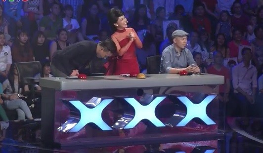 Clip: Trấn Thành cúi đầu bái phục 'thần đồng hát Xẩm' Hương Giang ảnh 2