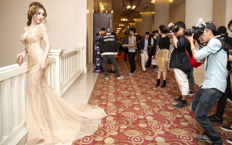 Ngắm '3 vòng khó cưỡng' của Elly Trần khiến báo Thái khen nức nở ảnh 1