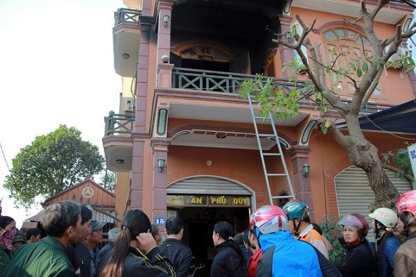 Vụ bị ép tự thiêu trong nhà nghỉ: 'Chỉ tại mẹ mà con chết oan' ảnh 1