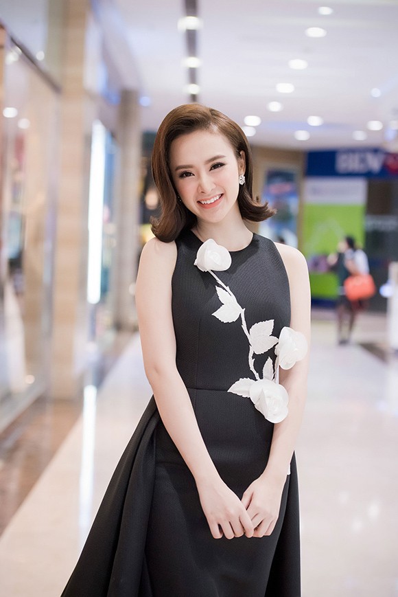 Angela Phương Trinh khoe nhan sắc rực rỡ, chinh phục fan Hà Nội ảnh 2
