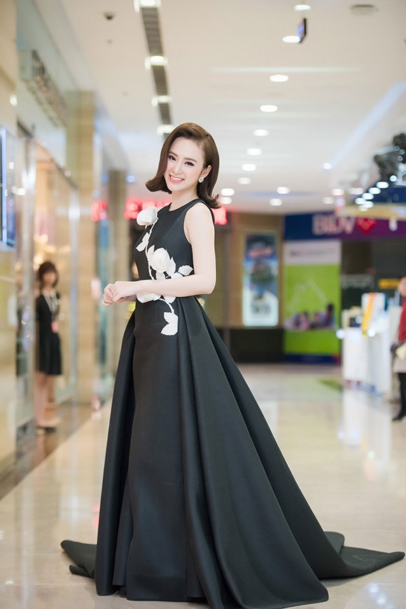 Angela Phương Trinh khoe nhan sắc rực rỡ, chinh phục fan Hà Nội ảnh 3