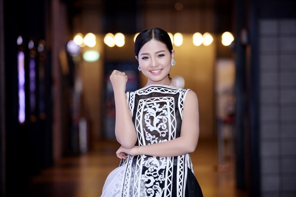 Angela Phương Trinh bối rối vì Trường Giang mạnh bạo 'tấn công' ảnh 5