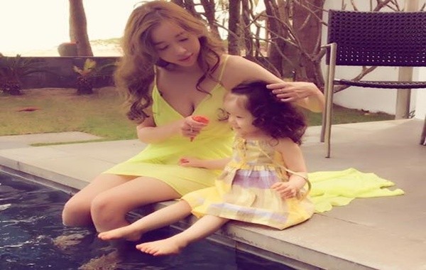 Elly Trần buông lơi vòng một 'thả dáng nhìn là mê' bên Cadie ảnh 1