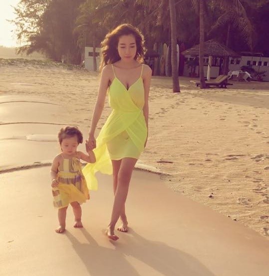 Elly Trần buông lơi vòng một 'thả dáng nhìn là mê' bên Cadie ảnh 2