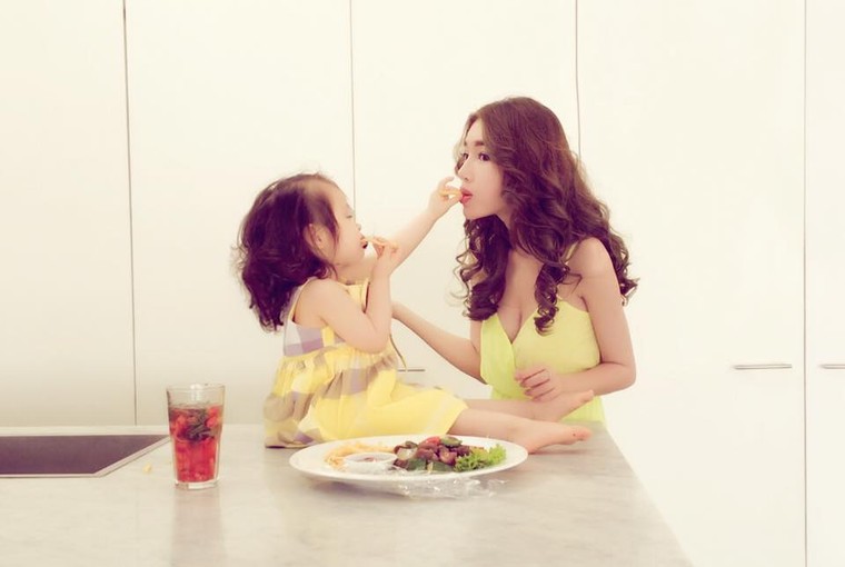 Elly Trần buông lơi vòng một 'thả dáng nhìn là mê' bên Cadie ảnh 3