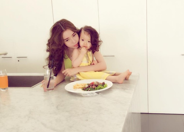 Elly Trần buông lơi vòng một 'thả dáng nhìn là mê' bên Cadie ảnh 8