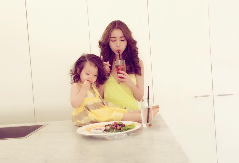 Elly Trần buông lơi vòng một 'thả dáng nhìn là mê' bên Cadie ảnh 9