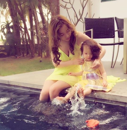 Elly Trần buông lơi vòng một 'thả dáng nhìn là mê' bên Cadie ảnh 4