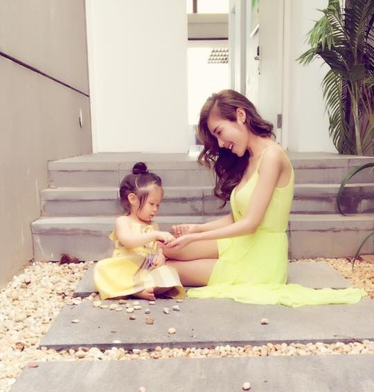 Elly Trần buông lơi vòng một 'thả dáng nhìn là mê' bên Cadie ảnh 5