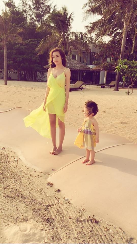 Elly Trần buông lơi vòng một 'thả dáng nhìn là mê' bên Cadie ảnh 7