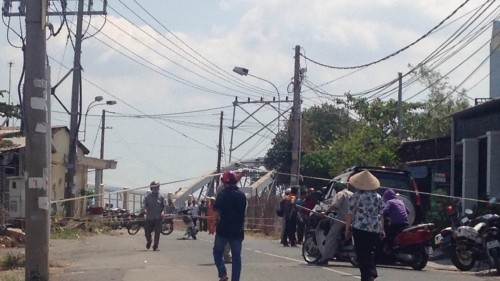 Cầu Ghềnh trăm tuổi bị sà lan húc sập, tuyến đường sắt tê liệt ảnh 2