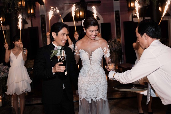 Trang Lạ gợi cảm bên chồng Việt kiều trong hôn lễ ở biệt thự ảnh 5