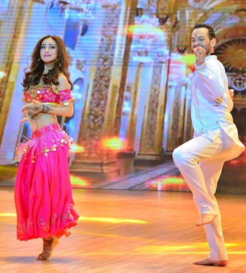 Mê mẩn 'cô dâu 8 tuổi' Jennifer Phạm eo thon, múa bụng nóng bỏng ảnh 4