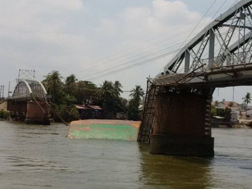 Không có thiệt hại về người trong vụ sà lan đâm sập cầu Ghềnh ảnh 1