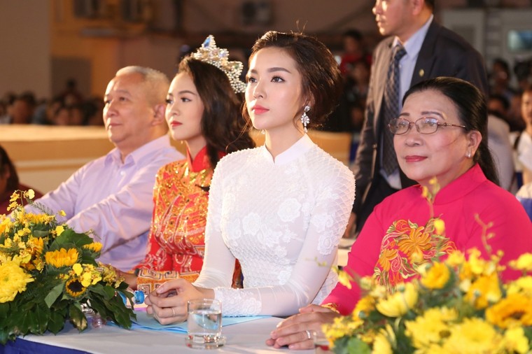 Kỳ Duyên rạng rỡ làm giám khảo sau scandal ảnh nóng trên web đen ảnh 4