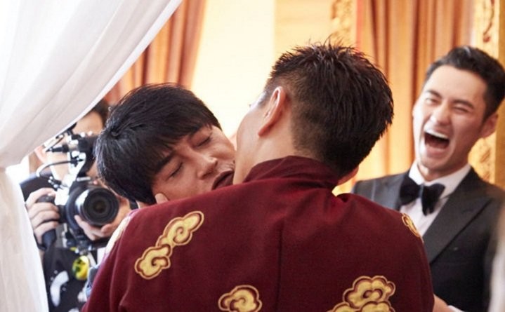 Trong hôn lễ, Ngô Kỳ Long 'khóa môi' phù rể trước mặt Lưu Thi Thi ảnh 1