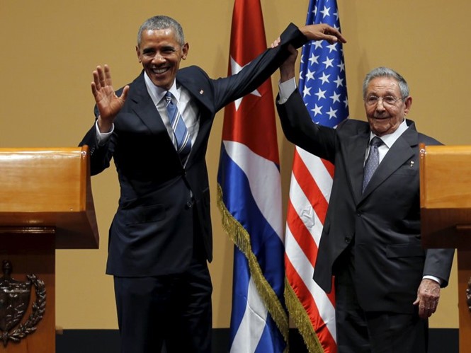 Ông Obama muốn ôm chủ tịch Raul Castro nhưng bị khước từ? ảnh 1