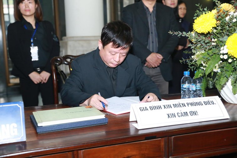 Thanh Lam, Quốc Trung nghẹn ngào đưa tiễn nhạc sĩ Thanh Tùng ảnh 7