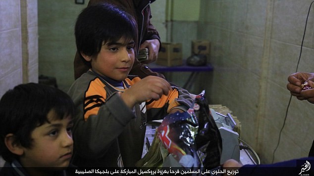 IS phát kẹo cho người dân Syria, ăn mừng vụ đánh bom Brussels ảnh 2