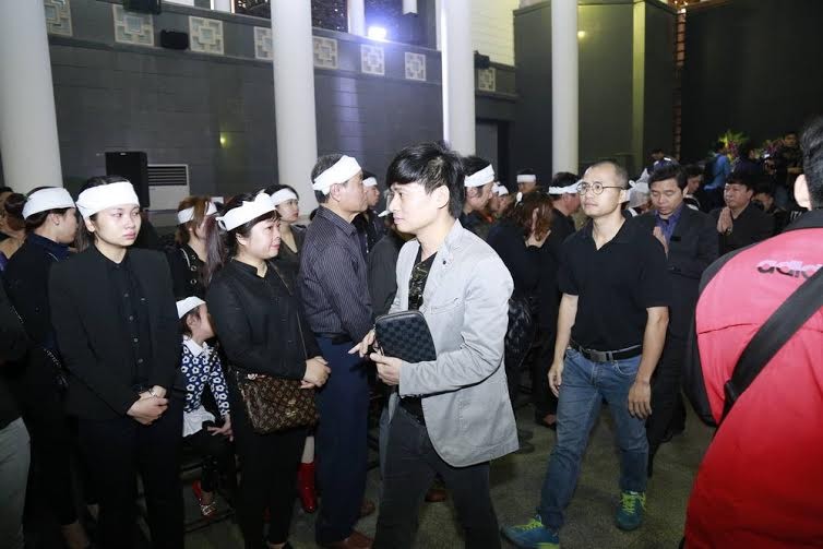 Nghệ sĩ Việt bật khóc.. nén đau thương trong tang lễ Trần Lập ảnh 10